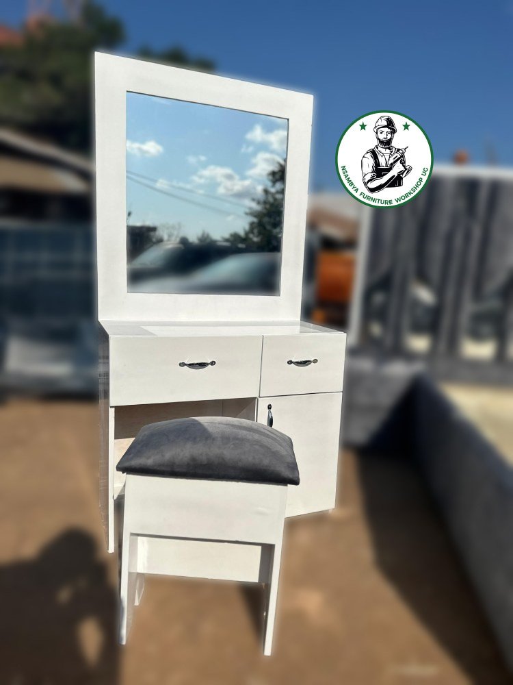 Simple Seat Dressing Mirror Table