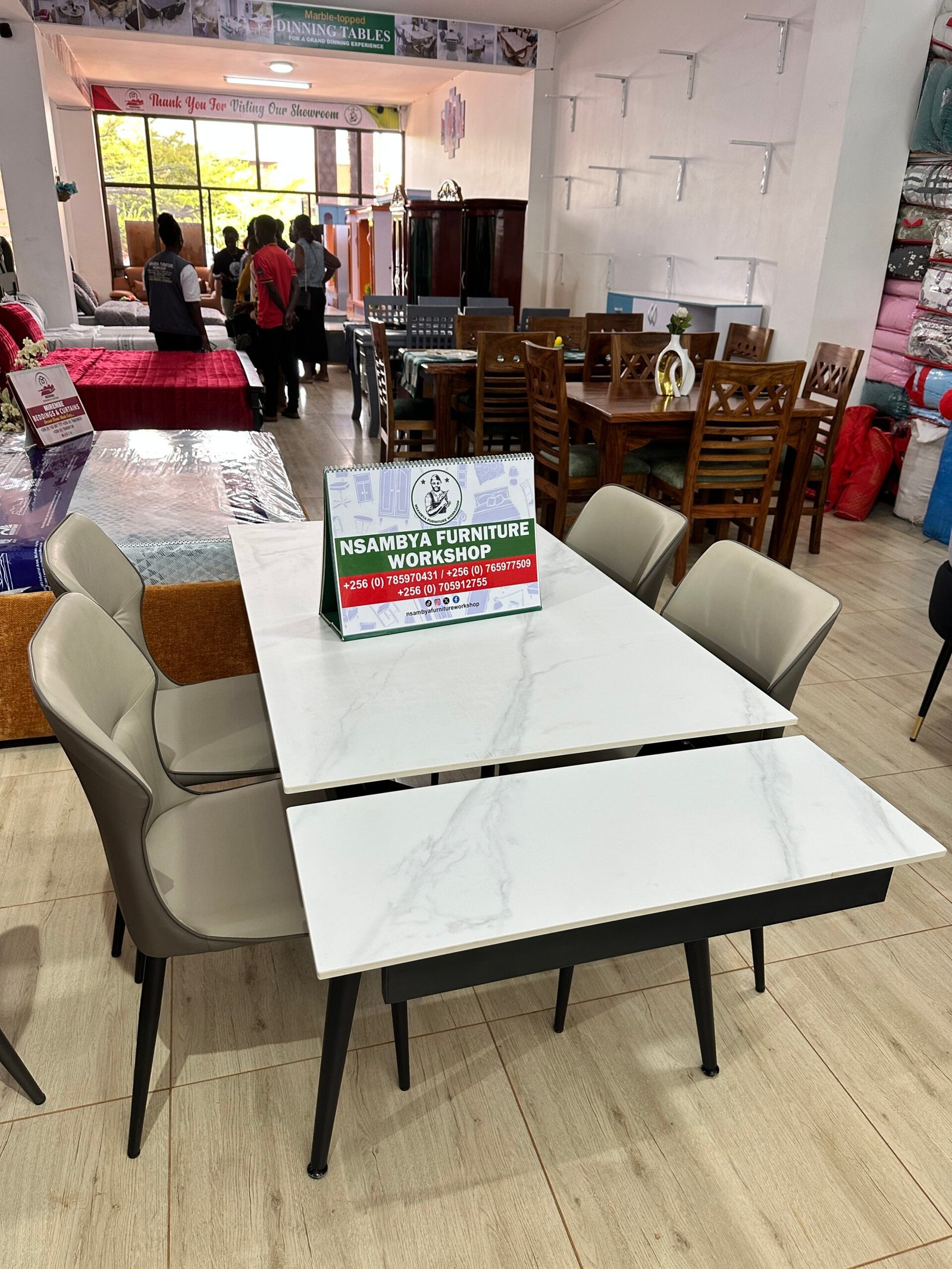 The Contemporary Minimalist extendable Dining Table